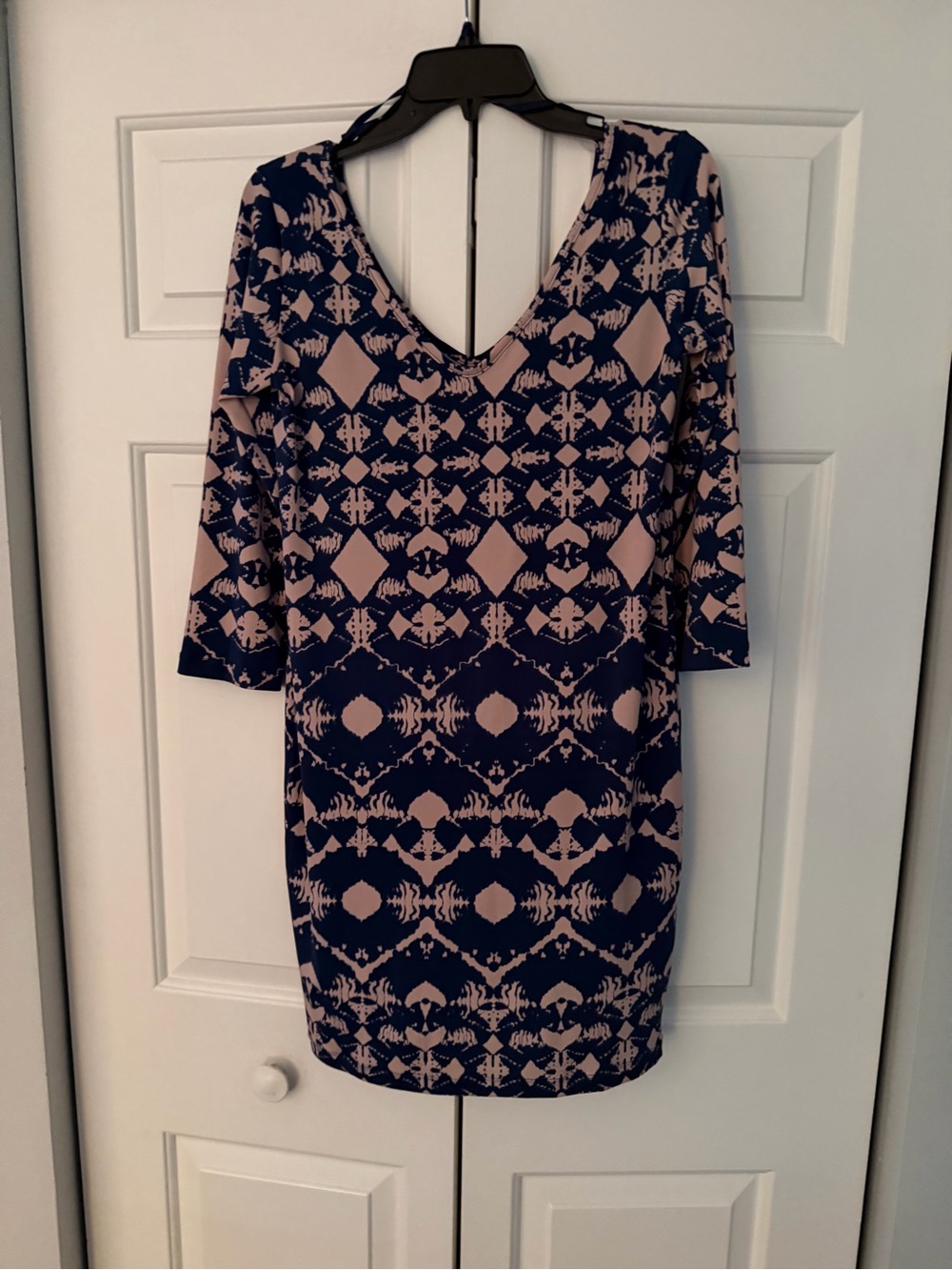 Tory Richard’s Honolulu Navy and Blush Geometric V-Neck Dress small